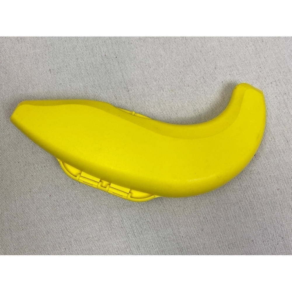 • Tupperware Banana Keeper • - Picture 2 of 5